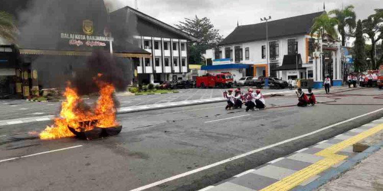 Atrakasi Damkar Banjarmasin saat melakukan pemadaman kebakaran. (foto : shn/seputaran)