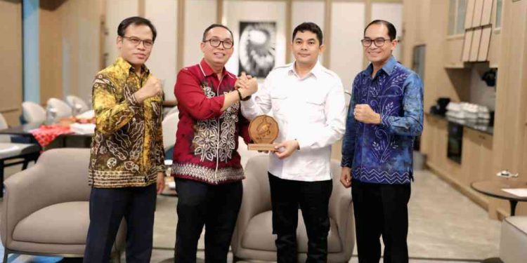 Bupati Tanah Bumbu Andi Rudi Latif menerima kunjungan audiensi dari Dewan Komisaris Bank Kalsel. (foto : istimewa)