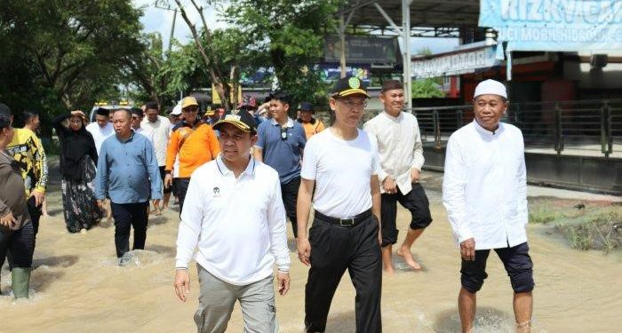 Bupati Tapin H Yamani turun langsung ke lapangan meninjau banjir. (foto : istimewa)