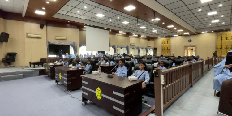 Para siswa SDIT Nurul Fikri saat mendapat kesempatan menduduki kursi DPRD Banjarmasin. (foto : sna/seputaran)