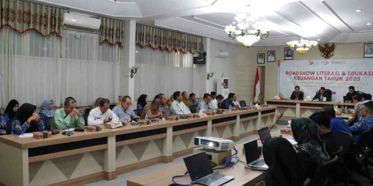 Bank Kalsel bersama OJK saat memberikan Roadshow Literasi dan Edukasi Keuangan di Aula Ramu, Kantor Bupati HSS. (foto : istimewa)