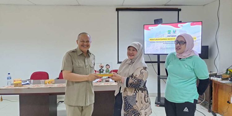 Ketua Pansus Feri Hidayat saat terima plakat ketika paparan Perda Perlindungan Perempuan dan Anak. (foto : istimewa)