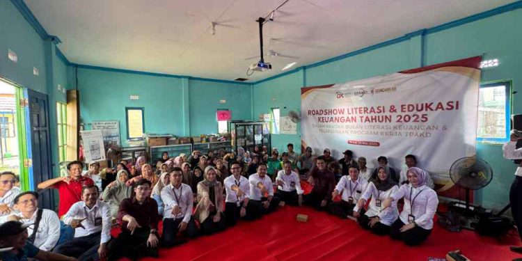 Pihak Bank Kalsel dan OJK saat foto bersama dengan peserta roadshow BLK, yakni nelayan dan petambak di Balai Desa Bagus. (foto : Bank Kalsel)