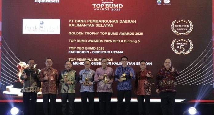 Dirut Bank Kalsel Fachruddin saat terima penghargaan Top BUMD Award. (foto : Bank Kalsel)