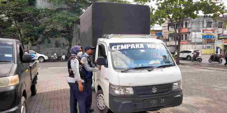 Petugas Dishub Banjarmasin tanya kelengkapan surat-menyurat angkutan saat giat berlangsung. (foto : shn/seputaran)