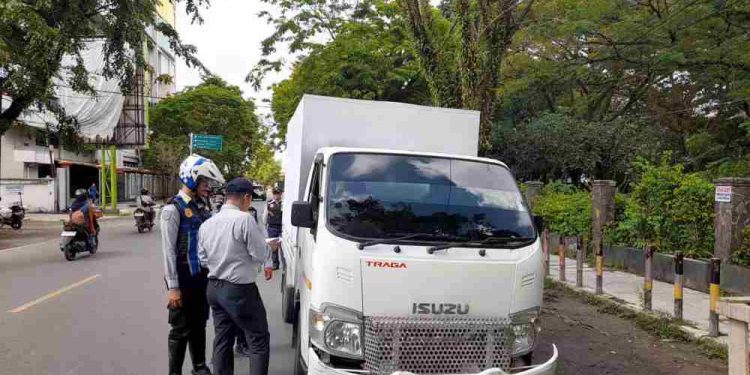 Petugas saat cek kelengkapan surat saat giat mobil angkutan. (foto : shn/seputaran)
