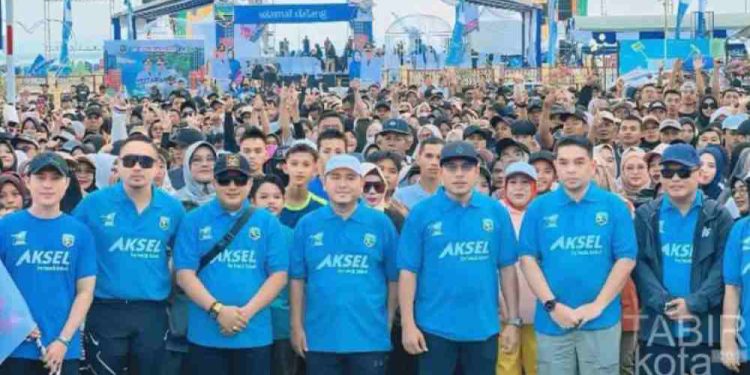 Wakil Bupati pihak Bank Kalsel cabang Kotabaru foto bersama di saat Fun Walk Kotabaru Hebat. (foto : istimewa)