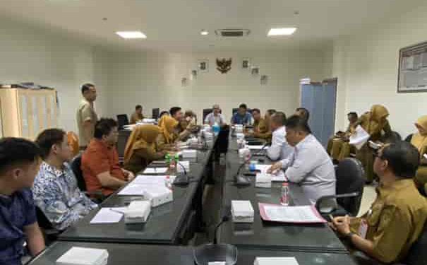 RAPAT: Komisi I dan II DPRD Banjarmasin menggelar rapat gabungan bersama mitra kerja terkait adanya informasi berita di media tentang pekerja entertainment berkebangsaan asing tanpa izin beraktivitas di Banjarmasin.