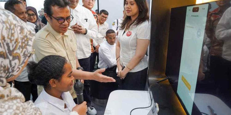 Salah satu warga saat mencoba layanan AIEC yang diresmikan Indosat Ooredoo Hutchison (Indosat atau IOH) di Jayapura, Papua. (foto : istimewa)