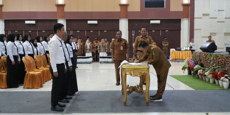 Bupati Tapin H Yamani saat tandatangani berita acara pelantikan PPPK Tapin. (foto : istimewa)
