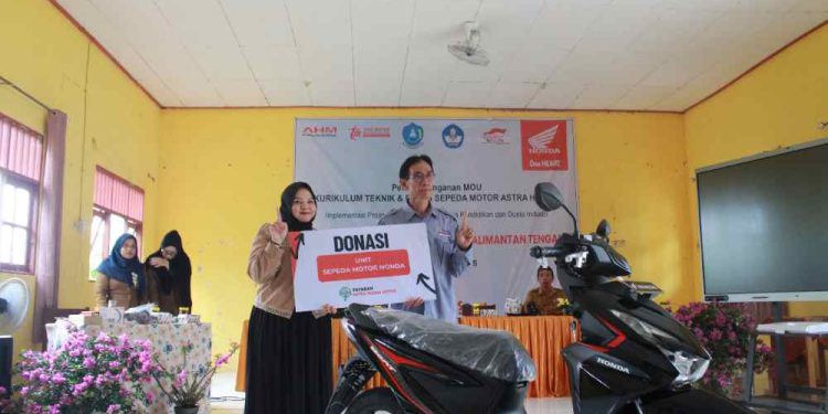 Serahkan donasi motor honda di sela PT Trio Motor resmikan Kerja Sama Vokasi 
dengan SMKN 1 Kapuas Murung. (foto : istimewa)