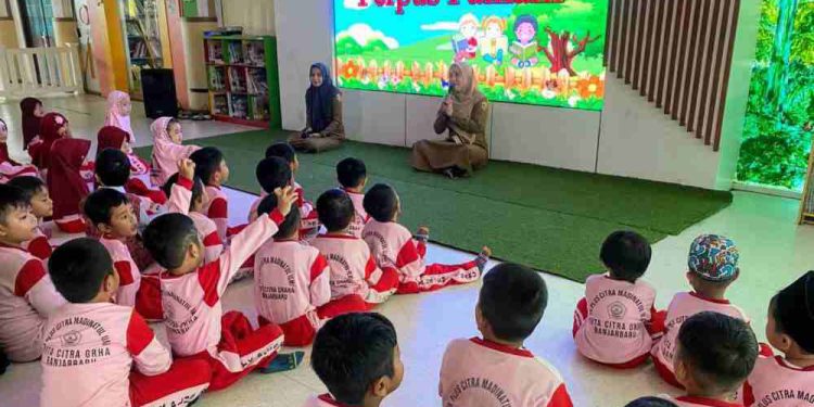 Rombongan PAUD Plus Madinatul Ilmi saat mendapatkan layanan Perpus Palnam. (foto : istimewa)