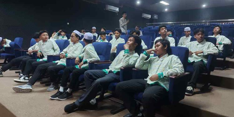 Puluhan peserta didik SMP Tahfidz Quran Taman Cinta Al Quran Batola saat nonton film Syekh Muhammad Albanjari di gedung teater Dispersip Kalsel. (foto : istimewa)