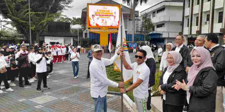 Walikota Banjarmasin HM Yamin saat serahkan bendara Kormi tanda dilepasnya ratusan atlet untuk ajang Forda Kalsel. (foto : shn/seputaran)