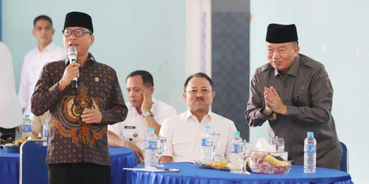 Menteri Desa dan PDT Yandri Susanto saat mengenalkan H Muhidin sebagai Ketua Satgas Pembentukan Koperasi Merah Putih wilayah Kalsel. (foto : istimewa)