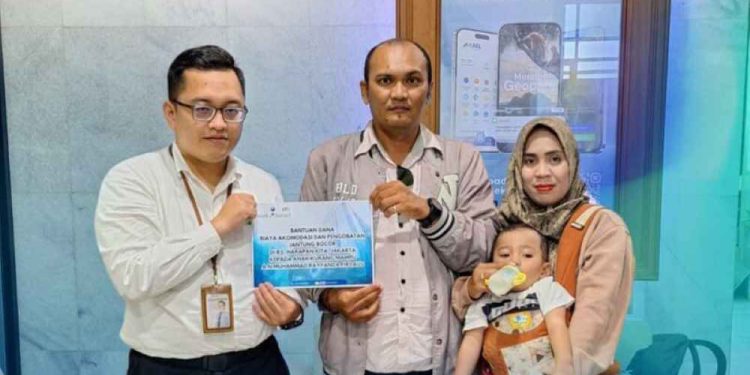 Bantuan secara simbolis diberikan oleh Bendahara UPZ Bank Kalsel, M Rizaldy Mustary Haq, kepada orang tua pasien Romy Amtono. (foto : istimewa)
