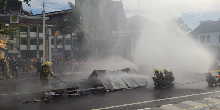 Sejumlah petugas Damkar saat pertunjukan pemadaman kebakaran saat peringatan HUT Damkar di halaman Pemko Banjarmasin. (foto : shn/seputaran)