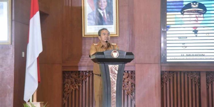 Pj Sekdaprov Kalsel M Syarifuddin saat membacakan arahan gubernur pada Sosialisasi Kalsel Innovation Award 2025 dan Bimbingan Teknis Inovasi Daerah. (foto : Adpim Kalsel)