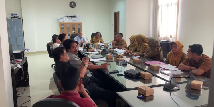 Pansus Raperda perubahan Perda Ketenagakerjaan rapat pembahasan perdana di Ruang Komisi II DPRD Banjarmasin. (foto : sna/seputaran)