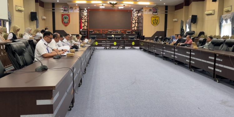 Pansus Reperda Revisi Kota Anak saat rapat dengan instansi terkait. (foto : sna/seputaran)