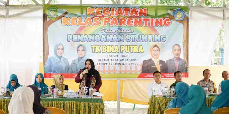 Ketua TP PKK Tapin Hj Faridah saat membuka dan memberikan sambutan. (foto : istimewa)