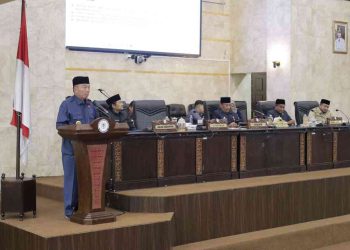 Gubernur Kalsel Sampaikan Penjelasan Dua Usulan Raperda