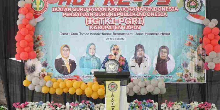 Ketua TP PKK Tapin Hj Faridah sampaikan sambutan pada peringatan HUT ke-75 IGTKI-PGRI di Kecamatan Salam Babaris. (foto : istimewa)