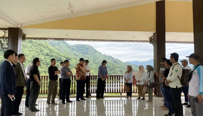 Pemkab Tapin bersama Balai Wilayah Sungai menemani kunjungan investor Tiongkok ke Bendungan Tapin. (foto : istimewa)
