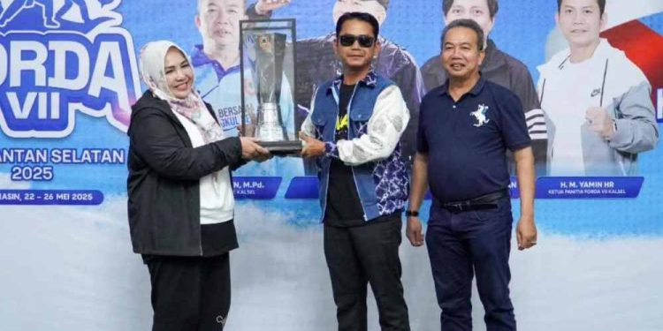 Walikota Banjarmasin HM Yamin saat terima piala bergilir sebagai juara umum Forda Kalsel. (foto : istimewa)