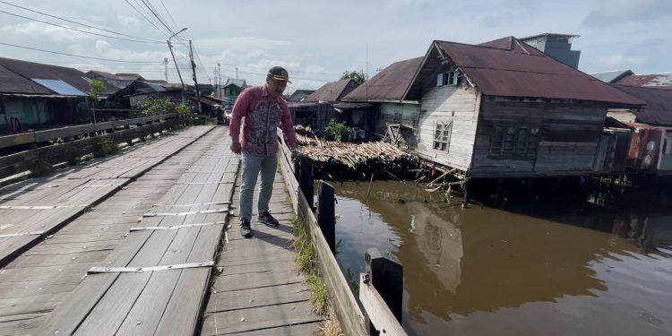 Anggota DPRD Banjarmasin Aliansyah saat meninjau jembatan 3 Kelayan.  (foto : sna/seputaran)