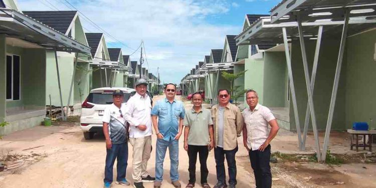 Rombongan PWI Kalsel dan pihak pengembang foto bersama di lokasi perumahan untuk wartawan. (foto : istimewa)