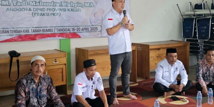 Anggota DPRD Kalsel dr M Yadi Mahendra Muhyin saat Sosialisasi bersama warga Desa Sepunggur engan peserta Persatuan Guru TPA dan TK setempat. (foto : istimewa)