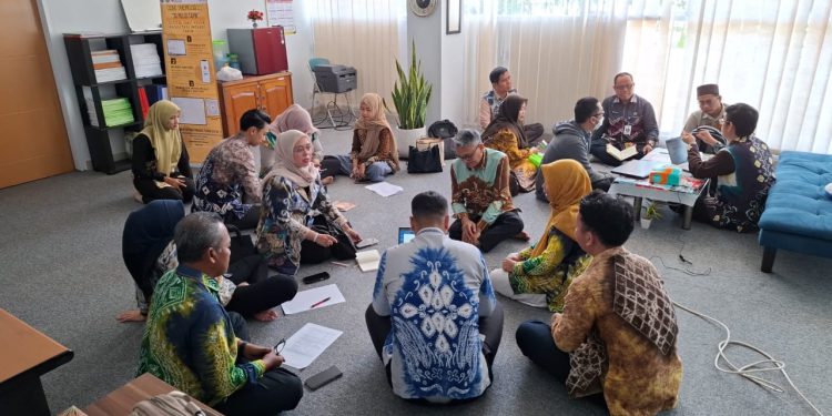 Bappelitbang Tapin saat melakukan monitoring dan evaluasi sejumlah instansi. (foto : istimewa)