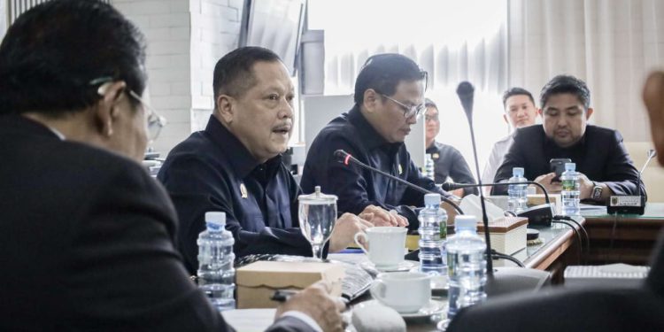 Ketua Bapemperda DPRD Kalsel Gusti Iskandar Sukma Alamsyah saat rapat penarikan dua Raperda. (foto : istimewa)