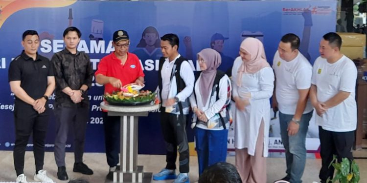 Walikota Banjarmasin HM Yamin saat potong tumpeng di peringatan May Day di Balai Kota Banjarmasin. (foto : shn/seputaran)