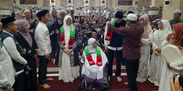 Walikota Banjarmasin HM Yamin bersama istri saat menghadiri pelepasan JCH asal Banjarmasin. (foto : shn/seputaran)
