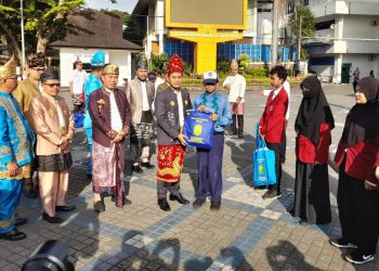 Walikota Serahkan Bantuan Perlengkapan Sekolah saat Hardiknas