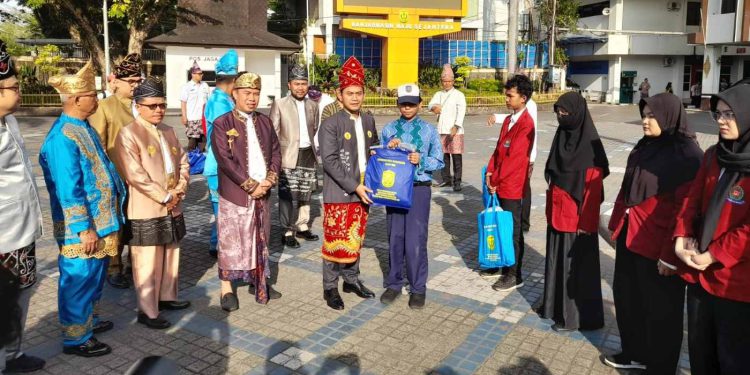 Walikota Banjarmasin HM Yamin saat menyerahkan bantuan paket perlengkapan sekolah kepada siswa KIP di sela peringatan Hardiknas. (foto : shn/seputaran)
