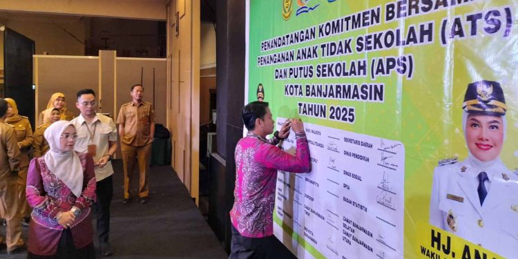 Walikota Banjarmasin HM Yamin saat tandatangani komitmen penanganan anak putus sekolah. (foto : shn/seputaran)
