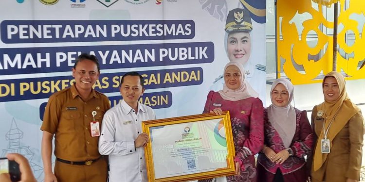Penyerahan penghargaan Puskesmas Ramah Pelayanan Publik untuk Puskesmas Sungai Andai yang diterima Wakil Walikota Banjarmasin Hj Ananda. (foto : shn/seputaran)