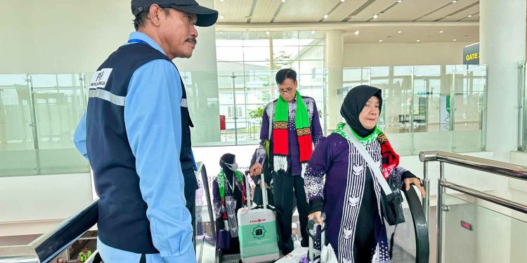 Jemaah calon haji saat menuju pesawat penerbangan ke Mekkah di Bandara Syamsuddin Noor. (foto : istimewa)