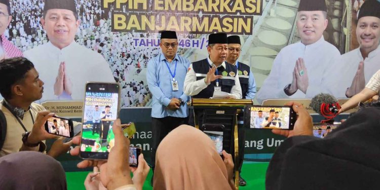 Kepala Kemenag Kalsel Muhammad Tambrin saat diwawancarai saat rilis haji. (foto : istimewa)