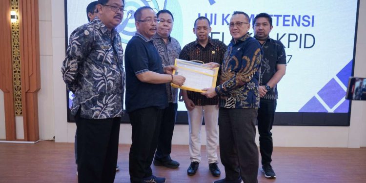 Timsel KPID Kalsel saat menyerahkan berkas calon KPID Kalsel ke DPRD Kalsel. (foto : istimewa)