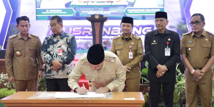 Ketua DPRD Kalsel H Supian HK (baju hitam) saat hadiri Musrembang untuk RPJMD Kalsel. (foto : shn/seputaran)