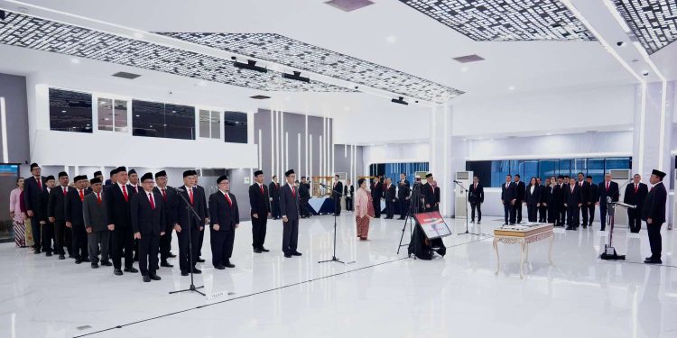 Menteri ATR/Kepala BPN Nusron Wahid saat melantik pejabat struktural. (foto : Biro Humas ATR/BPN)