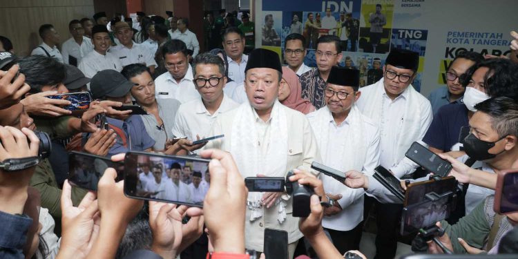 Menteri ATR/Kepala BPN Nusron Wahid saat diwawancarai di sela kegiatan. (foto : Biro Humas ATR/BPN)