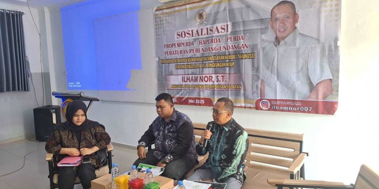Anggota DPRD Kalsel Ilham Nor di hadapan dosen dan mahasiswa STIHSA Banjarmasin. (foto : istimewa)