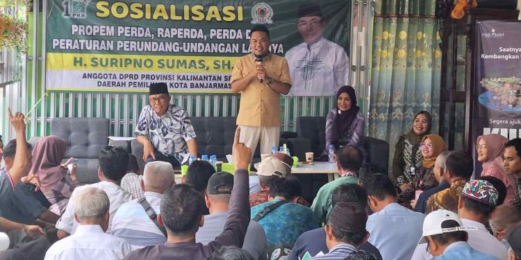 Wakil Ketua Komisi II DPRD Provinsi H Suripno Sumas, Wakil Ketua Komisi I DPRD Banjarmasin Deddy Sophian dan Kepala Cabang Pembantu Bank Kalsel Kayu Tangi Nelly Puspa Sari saat menjadi narasumber sosialisasi Perda. (foto : istimewa)