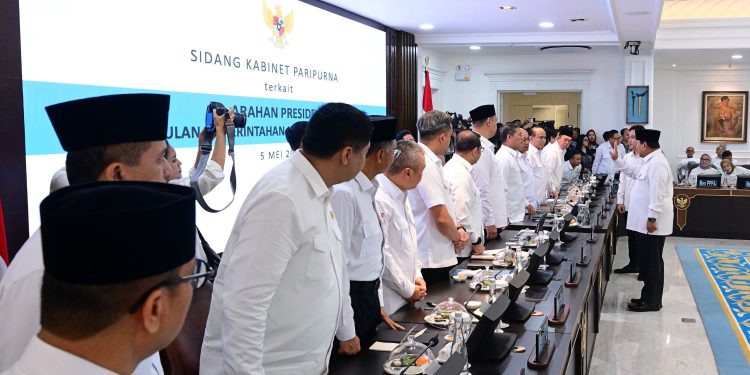 Presiden RI Prabowo Subianto saat menyapa sekaligus berikan instruksi kepada Menteri ATR/Kepala BPN Nusron Wahid dan jajaran. (foto : Biro Humas ATR/BPN)
