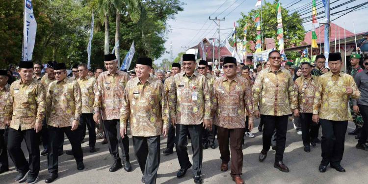 Ketua DPRD Kalsel Dr H Supian HK bersama Gubernur Kalsel H Muhidin dan Wakil Gubernur Kalsel H Hasnuryadi Sulaiman beserta Bupati lainnya saat Harjad HSU. (foto : istimewa)